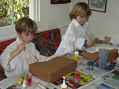 Wettingen Langenstein Apotheke Bild bastelnde Kinder